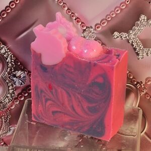 Bombshell Type Organic Cold Process Swirl Soap. Handmade All Natur…